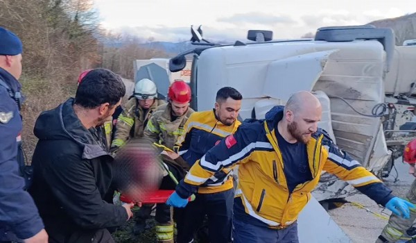 Bursa'da Acı Kaza! Beton Tankeri Refüje Devrildi